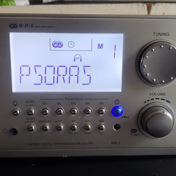 Sangean Wood WR-2 FM RDS AM Digital Table Top Radio w/ Aux Input - Picture 3 of 5